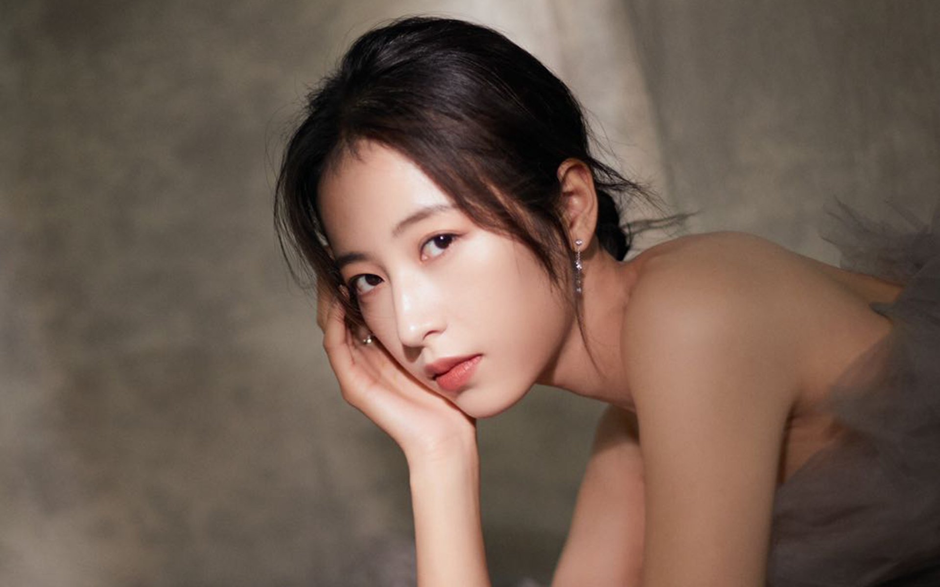 “海岸线飙风:沿海高速的视觉震撼”,海岸线100公里